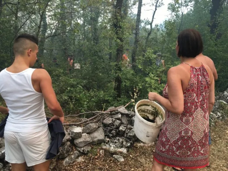 Vatrogasci i mještani gase požar kod Crvenog jezera