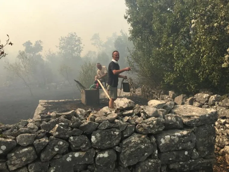 Vatrogasci i mještani gase požar kod Crvenog jezera