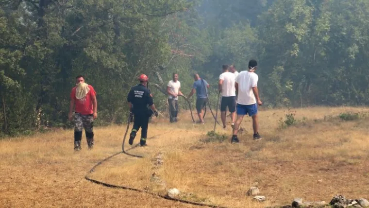 Vatrogasci i mještani gase požar kod Crvenog jezera