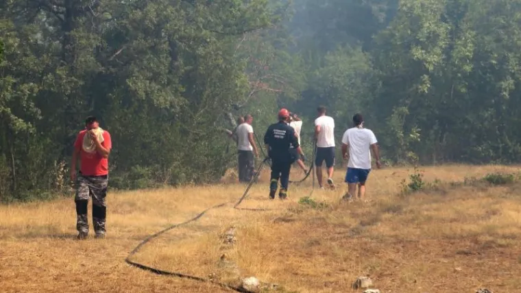 Vatrogasci i mještani gase požar kod Crvenog jezera