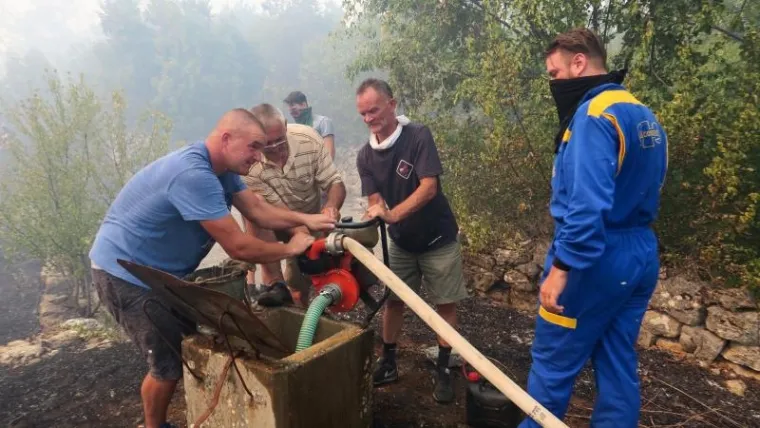 Vatrogasci i mještani gase požar kod Crvenog jezera