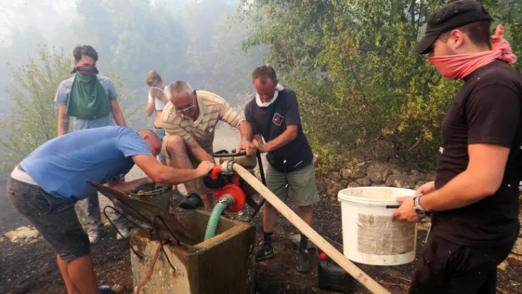 Vatrogasci i mještani gase požar kod Crvenog jezera