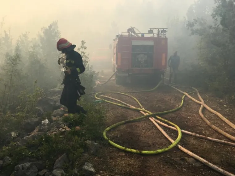 Vatrogasci i mještani gase požar kod Crvenog jezera