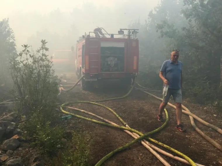 Vatrogasci i mještani gase požar kod Crvenog jezera