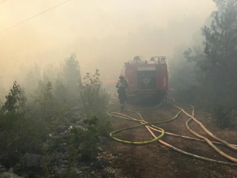 Vatrogasci i mje&scaron;tani gase požar kod Crvenog jezera