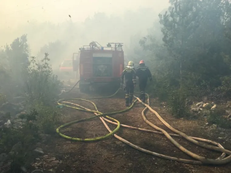 Vatrogasci i mje&scaron;tani gase požar kod Crvenog jezera