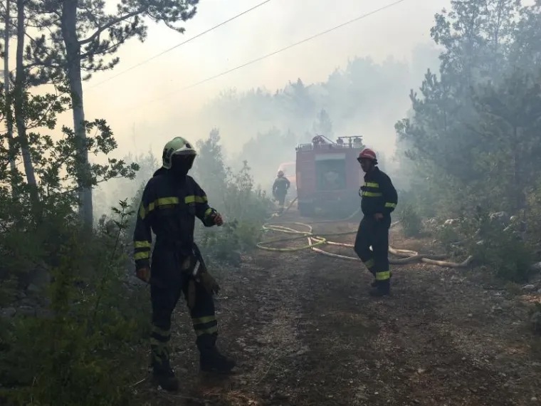 Vatrogasci i mje&scaron;tani gase požar kod Crvenog jezera