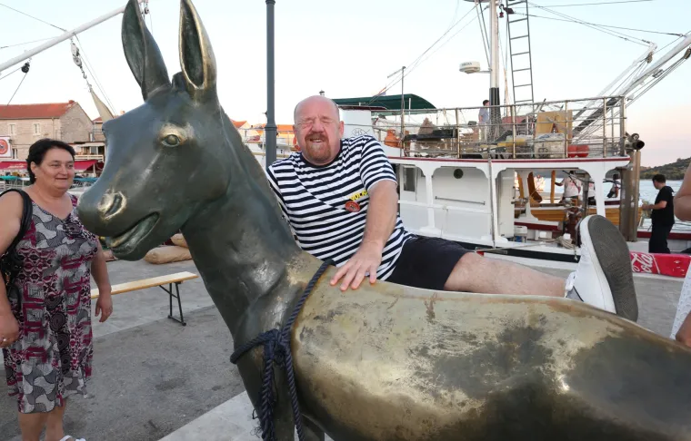 Milan Bandić i Stipe Petrina prisustvovali 50. jubilarnoj utrci magaraca u Tribunju