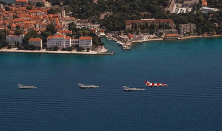 &Scaron;est MIG-ova na čelu s 'popularnom kockicom' preletjelo zadarski kanal: evo kako je izgledao pozdravni prelet na&scaron;ih borbenih aviona