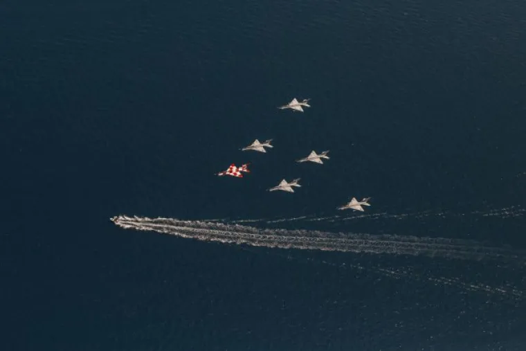 &Scaron;est MIG-ova na čelu s 'popularnom kockicom' preletjelo zadarski kanal: evo kako je izgledao pozdravni prelet na&scaron;ih borbenih aviona