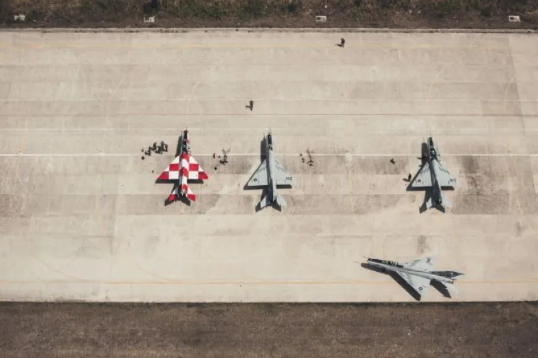 &Scaron;est MIG-ova na čelu s 'popularnom kockicom' preletjelo zadarski kanal: evo kako je izgledao pozdravni prelet na&scaron;ih borbenih aviona