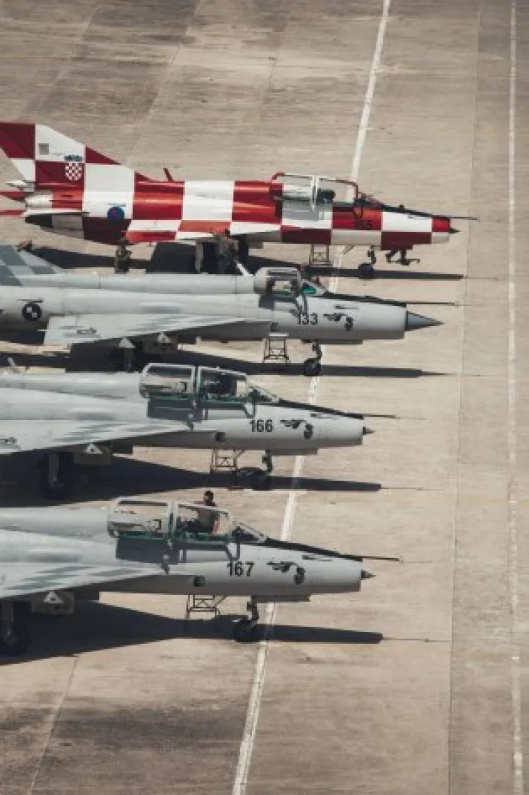 &Scaron;est MIG-ova na čelu s 'popularnom kockicom' preletjelo zadarski kanal: evo kako je izgledao pozdravni prelet na&scaron;ih borbenih aviona