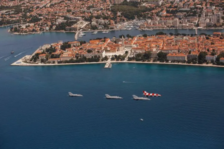 &Scaron;est MIG-ova na čelu s 'popularnom kockicom' preletjelo zadarski kanal: evo kako je izgledao pozdravni prelet na&scaron;ih borbenih aviona