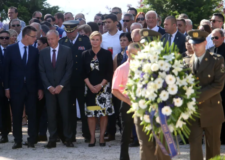 Predsjednica razgledala izložbu starih mercedesa pa se družila s Imoćanima