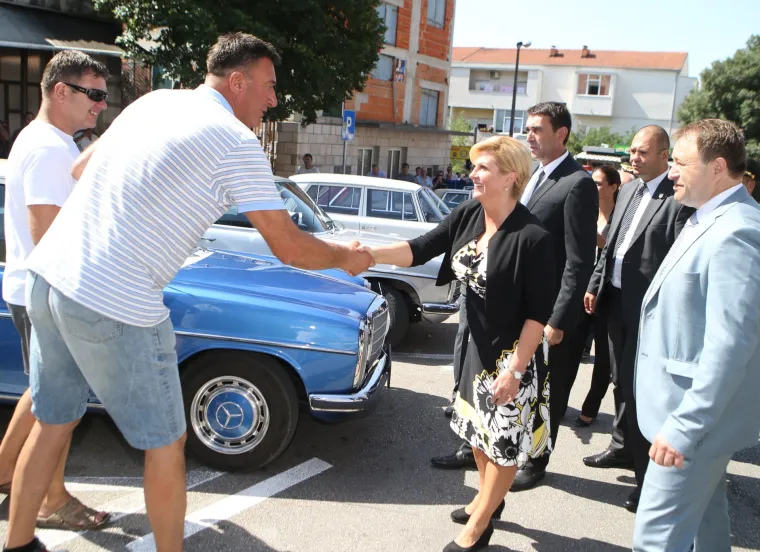 Predsjednica razgledala izložbu starih mercedesa pa se družila s Imoćanima