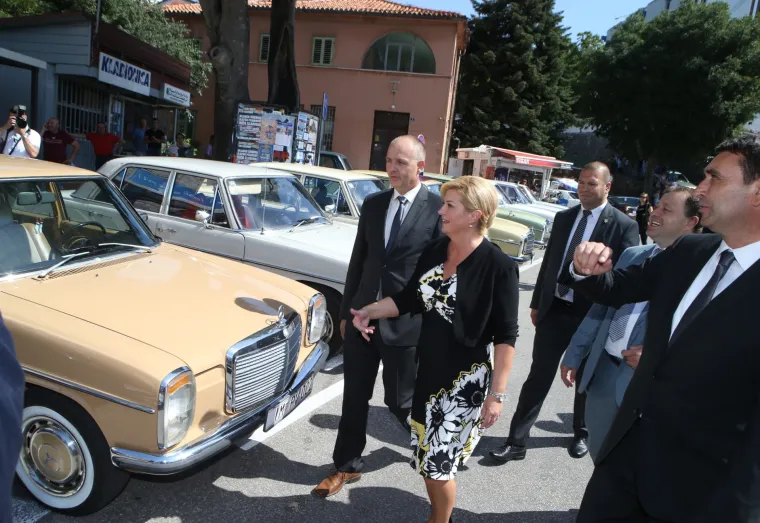 Predsjednica razgledala izložbu starih mercedesa pa se družila s Imoćanima