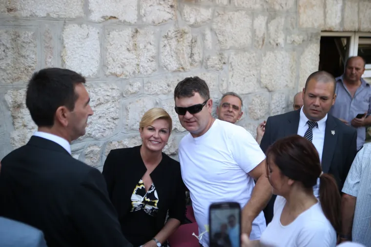 Predsjednica razgledala izložbu starih mercedesa pa se družila s Imoćanima