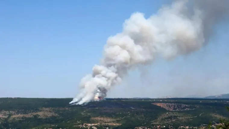 Imotski: Ponovno buknuo požar kod Crvenog jezera