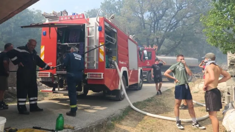 Imotski: Ponovno buknuo požar kod Crvenog jezera