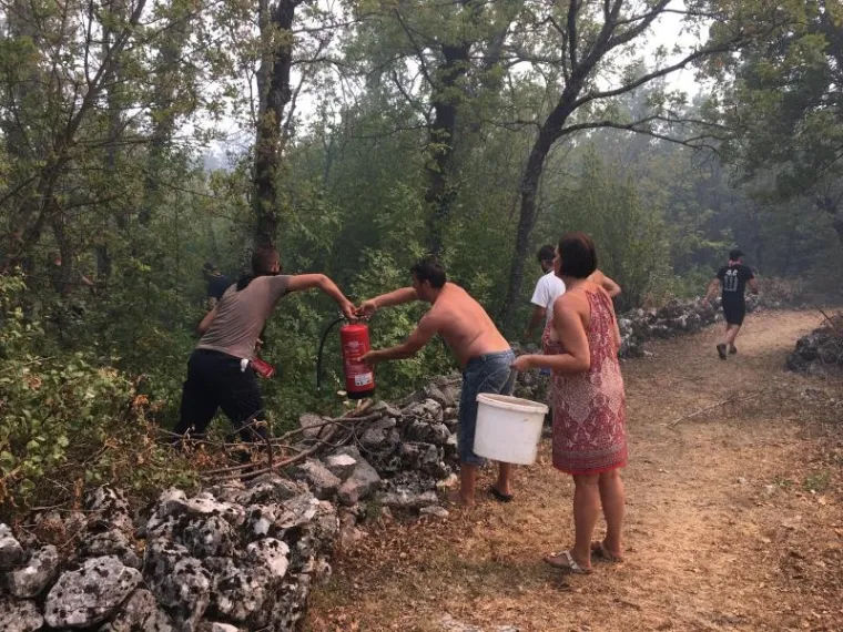 Imotski: Ponovno buknuo požar kod Crvenog jezera