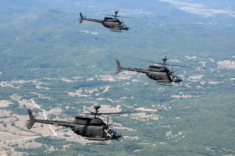 Pripadnici Eskadrile helikoptera (EH) 93. zrakoplovne baze Hrvatskog ratnog zrakoplovstva i protuzračne obrane (HRZ i PZO) iz vojarne "Pukovnik Mirko Vuku&scaron;ić" iz Zemuniku proveli su u utorak 1. kolovoza 2017. prva bojna gađanja i raketiranja iz helikoptera OH-58D Kiowa Warrior na vojnom poligonu "Eugen Kvaternik" u Slunju.
Ovo su ujedno bila prva izvedena bojna gađanja i raketiranja pilota u njihovoj letačkoj karijeri i kruna su letačke obuke koju provode američki instruktori letenja i održavanja tehnike. 
Prvo samostalno upravljanje helikopterima OH-58D Kiowa Warrior hrvatski će piloti imati za 22. obljetnicu VRO "Oluja" 5. kolovoza 2017. kada će zajedno sa drugim pilotima i letačkim posadama sudjelovati u mimoletu.