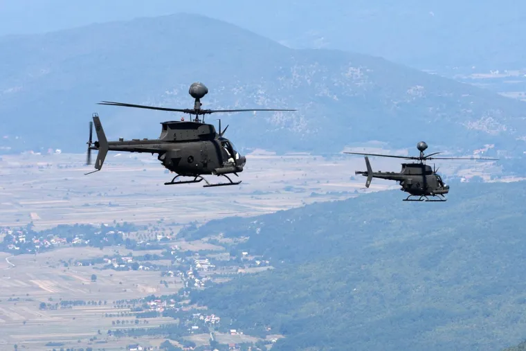 Pripadnici Eskadrile helikoptera (EH) 93. zrakoplovne baze Hrvatskog ratnog zrakoplovstva i protuzračne obrane (HRZ i PZO) iz vojarne "Pukovnik Mirko Vuku&scaron;ić" iz Zemuniku proveli su u utorak 1. kolovoza 2017. prva bojna gađanja i raketiranja iz helikoptera OH-58D Kiowa Warrior na vojnom poligonu "Eugen Kvaternik" u Slunju.
Ovo su ujedno bila prva izvedena bojna gađanja i raketiranja pilota u njihovoj letačkoj karijeri i kruna su letačke obuke koju provode američki instruktori letenja i održavanja tehnike. 
Prvo samostalno upravljanje helikopterima OH-58D Kiowa Warrior hrvatski će piloti imati za 22. obljetnicu VRO "Oluja" 5. kolovoza 2017. kada će zajedno sa drugim pilotima i letačkim posadama sudjelovati u mimoletu.