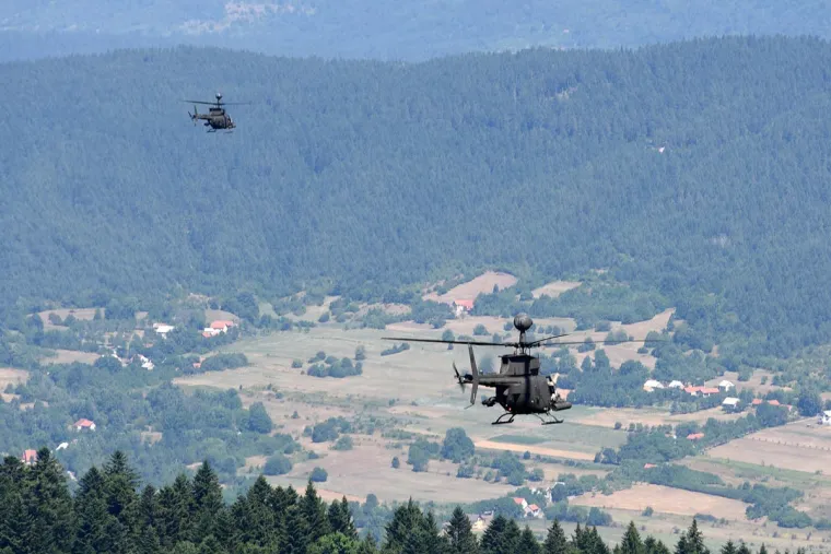 Pripadnici Eskadrile helikoptera (EH) 93. zrakoplovne baze Hrvatskog ratnog zrakoplovstva i protuzračne obrane (HRZ i PZO) iz vojarne "Pukovnik Mirko Vuku&scaron;ić" iz Zemuniku proveli su u utorak 1. kolovoza 2017. prva bojna gađanja i raketiranja iz helikoptera OH-58D Kiowa Warrior na vojnom poligonu "Eugen Kvaternik" u Slunju.
Ovo su ujedno bila prva izvedena bojna gađanja i raketiranja pilota u njihovoj letačkoj karijeri i kruna su letačke obuke koju provode američki instruktori letenja i održavanja tehnike. 
Prvo samostalno upravljanje helikopterima OH-58D Kiowa Warrior hrvatski će piloti imati za 22. obljetnicu VRO "Oluja" 5. kolovoza 2017. kada će zajedno sa drugim pilotima i letačkim posadama sudjelovati u mimoletu.