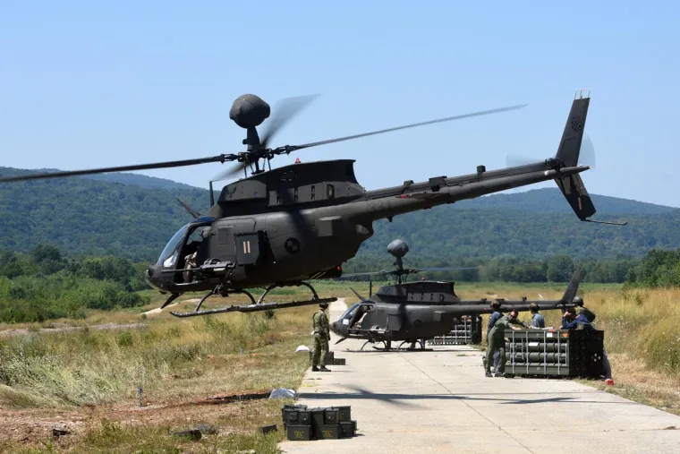 Pripadnici Eskadrile helikoptera (EH) 93. zrakoplovne baze Hrvatskog ratnog zrakoplovstva i protuzračne obrane (HRZ i PZO) iz vojarne "Pukovnik Mirko Vuku&scaron;ić" iz Zemuniku proveli su u utorak 1. kolovoza 2017. prva bojna gađanja i raketiranja iz helikoptera OH-58D Kiowa Warrior na vojnom poligonu "Eugen Kvaternik" u Slunju.
Ovo su ujedno bila prva izvedena bojna gađanja i raketiranja pilota u njihovoj letačkoj karijeri i kruna su letačke obuke koju provode američki instruktori letenja i održavanja tehnike. 
Prvo samostalno upravljanje helikopterima OH-58D Kiowa Warrior hrvatski će piloti imati za 22. obljetnicu VRO "Oluja" 5. kolovoza 2017. kada će zajedno sa drugim pilotima i letačkim posadama sudjelovati u mimoletu.