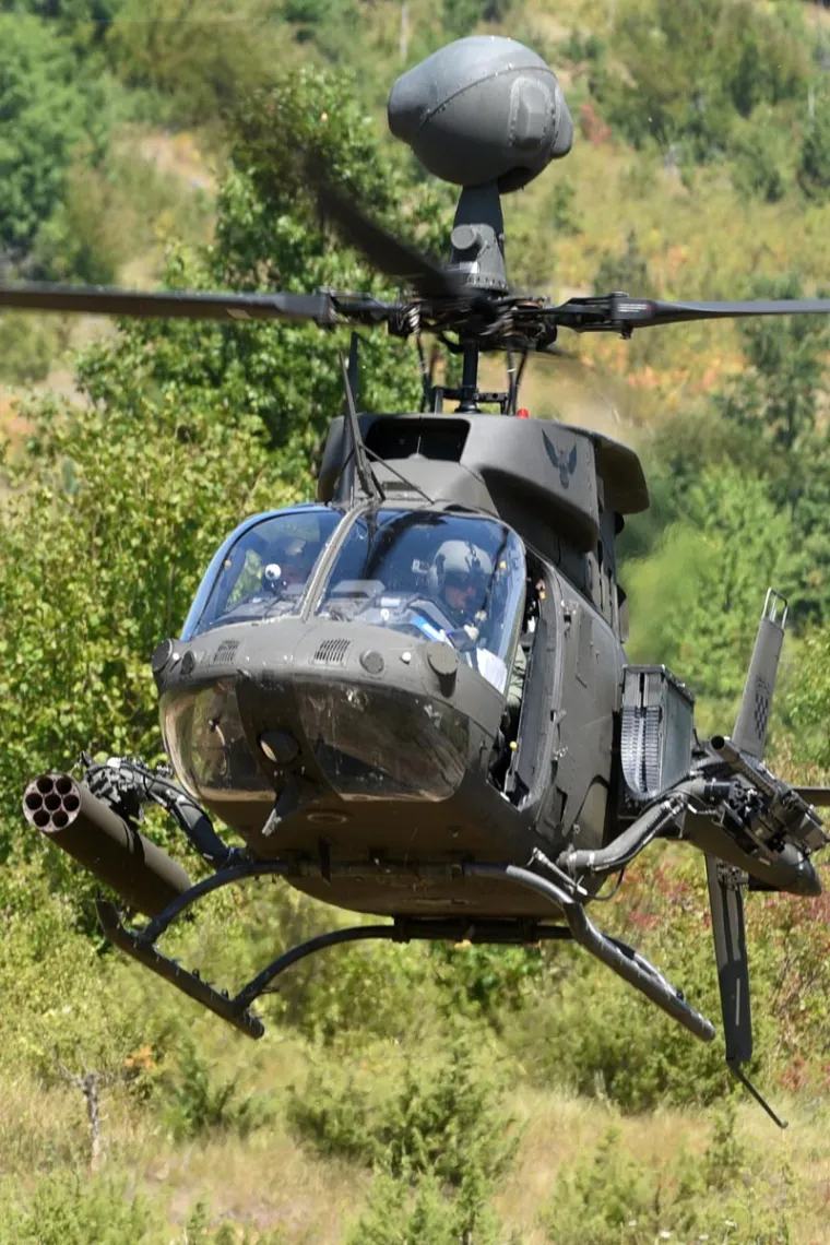 Pripadnici Eskadrile helikoptera (EH) 93. zrakoplovne baze Hrvatskog ratnog zrakoplovstva i protuzračne obrane (HRZ i PZO) iz vojarne "Pukovnik Mirko Vuku&scaron;ić" iz Zemuniku proveli su u utorak 1. kolovoza 2017. prva bojna gađanja i raketiranja iz helikoptera OH-58D Kiowa Warrior na vojnom poligonu "Eugen Kvaternik" u Slunju.
Ovo su ujedno bila prva izvedena bojna gađanja i raketiranja pilota u njihovoj letačkoj karijeri i kruna su letačke obuke koju provode američki instruktori letenja i održavanja tehnike. 
Prvo samostalno upravljanje helikopterima OH-58D Kiowa Warrior hrvatski će piloti imati za 22. obljetnicu VRO "Oluja" 5. kolovoza 2017. kada će zajedno sa drugim pilotima i letačkim posadama sudjelovati u mimoletu.