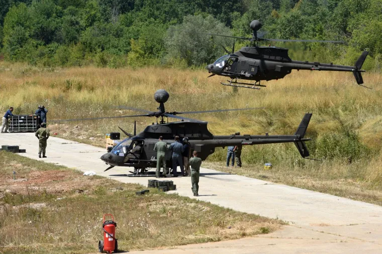 Pripadnici Eskadrile helikoptera (EH) 93. zrakoplovne baze Hrvatskog ratnog zrakoplovstva i protuzračne obrane (HRZ i PZO) iz vojarne "Pukovnik Mirko Vuku&scaron;ić" iz Zemuniku proveli su u utorak 1. kolovoza 2017. prva bojna gađanja i raketiranja iz helikoptera OH-58D Kiowa Warrior na vojnom poligonu "Eugen Kvaternik" u Slunju.
Ovo su ujedno bila prva izvedena bojna gađanja i raketiranja pilota u njihovoj letačkoj karijeri i kruna su letačke obuke koju provode američki instruktori letenja i održavanja tehnike. 
Prvo samostalno upravljanje helikopterima OH-58D Kiowa Warrior hrvatski će piloti imati za 22. obljetnicu VRO "Oluja" 5. kolovoza 2017. kada će zajedno sa drugim pilotima i letačkim posadama sudjelovati u mimoletu.