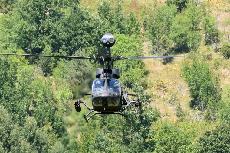 Pripadnici Eskadrile helikoptera (EH) 93. zrakoplovne baze Hrvatskog ratnog zrakoplovstva i protuzračne obrane (HRZ i PZO) iz vojarne "Pukovnik Mirko Vuku&scaron;ić" iz Zemuniku proveli su u utorak 1. kolovoza 2017. prva bojna gađanja i raketiranja iz helikoptera OH-58D Kiowa Warrior na vojnom poligonu "Eugen Kvaternik" u Slunju.
Ovo su ujedno bila prva izvedena bojna gađanja i raketiranja pilota u njihovoj letačkoj karijeri i kruna su letačke obuke koju provode američki instruktori letenja i održavanja tehnike. 
Prvo samostalno upravljanje helikopterima OH-58D Kiowa Warrior hrvatski će piloti imati za 22. obljetnicu VRO "Oluja" 5. kolovoza 2017. kada će zajedno sa drugim pilotima i letačkim posadama sudjelovati u mimoletu.