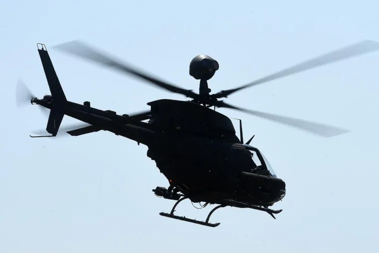 Pripadnici Eskadrile helikoptera (EH) 93. zrakoplovne baze Hrvatskog ratnog zrakoplovstva i protuzračne obrane (HRZ i PZO) iz vojarne "Pukovnik Mirko Vuku&scaron;ić" iz Zemuniku proveli su u utorak 1. kolovoza 2017. prva bojna gađanja i raketiranja iz helikoptera OH-58D Kiowa Warrior na vojnom poligonu "Eugen Kvaternik" u Slunju.
Ovo su ujedno bila prva izvedena bojna gađanja i raketiranja pilota u njihovoj letačkoj karijeri i kruna su letačke obuke koju provode američki instruktori letenja i održavanja tehnike. 
Prvo samostalno upravljanje helikopterima OH-58D Kiowa Warrior hrvatski će piloti imati za 22. obljetnicu VRO "Oluja" 5. kolovoza 2017. kada će zajedno sa drugim pilotima i letačkim posadama sudjelovati u mimoletu.