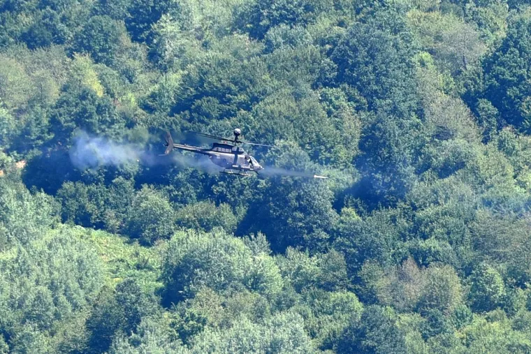 Pripadnici Eskadrile helikoptera (EH) 93. zrakoplovne baze Hrvatskog ratnog zrakoplovstva i protuzračne obrane (HRZ i PZO) iz vojarne "Pukovnik Mirko Vuku&scaron;ić" iz Zemuniku proveli su u utorak 1. kolovoza 2017. prva bojna gađanja i raketiranja iz helikoptera OH-58D Kiowa Warrior na vojnom poligonu "Eugen Kvaternik" u Slunju.
Ovo su ujedno bila prva izvedena bojna gađanja i raketiranja pilota u njihovoj letačkoj karijeri i kruna su letačke obuke koju provode američki instruktori letenja i održavanja tehnike. 
Prvo samostalno upravljanje helikopterima OH-58D Kiowa Warrior hrvatski će piloti imati za 22. obljetnicu VRO "Oluja" 5. kolovoza 2017. kada će zajedno sa drugim pilotima i letačkim posadama sudjelovati u mimoletu.