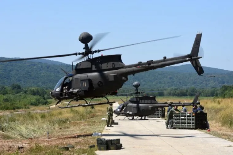 Pripadnici Eskadrile helikoptera (EH) 93. zrakoplovne baze Hrvatskog ratnog zrakoplovstva i protuzračne obrane (HRZ i PZO) iz vojarne "Pukovnik Mirko Vuku&scaron;ić" iz Zemuniku proveli su u utorak 1. kolovoza 2017. prva bojna gađanja i raketiranja iz helikoptera OH-58D Kiowa Warrior na vojnom poligonu "Eugen Kvaternik" u Slunju.
Ovo su ujedno bila prva izvedena bojna gađanja i raketiranja pilota u njihovoj letačkoj karijeri i kruna su letačke obuke koju provode američki instruktori letenja i održavanja tehnike. 
Prvo samostalno upravljanje helikopterima OH-58D Kiowa Warrior hrvatski će piloti imati za 22. obljetnicu VRO "Oluja" 5. kolovoza 2017. kada će zajedno sa drugim pilotima i letačkim posadama sudjelovati u mimoletu.