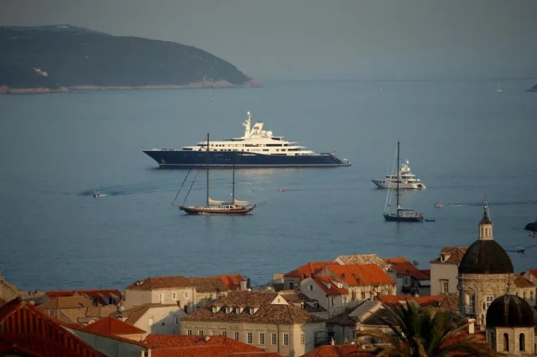 JAHTA KATARSKOG ŠEIKA PRED DUBROVNIKOM: Duga je 133 metra, sve pršti od luksuza, a od astronomske cijene će vas zaboljeti glava