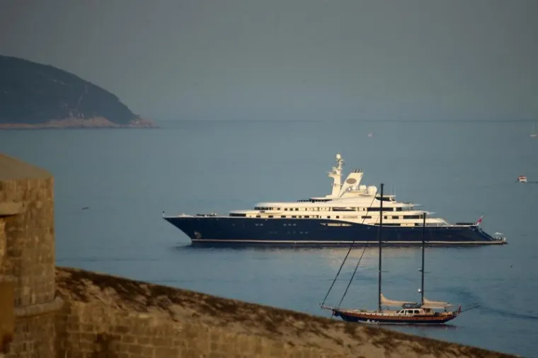 JAHTA KATARSKOG ŠEIKA PRED DUBROVNIKOM: Duga je 133 metra, sve pršti od luksuza, a od astronomske cijene će vas zaboljeti glava