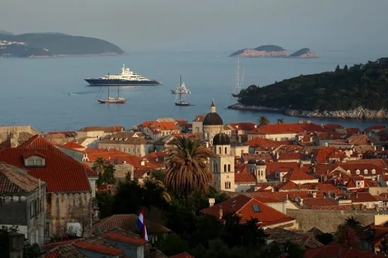 JAHTA KATARSKOG ŠEIKA PRED DUBROVNIKOM: Duga je 133 metra, sve pršti od luksuza, a od astronomske cijene će vas zaboljeti glava