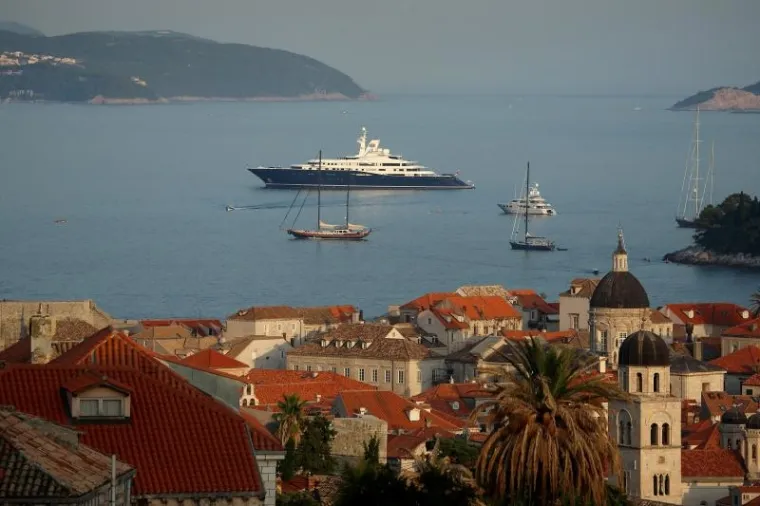 JAHTA KATARSKOG ŠEIKA PRED DUBROVNIKOM: Duga je 133 metra, sve pršti od luksuza, a od astronomske cijene će vas zaboljeti glava