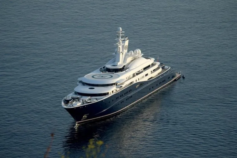 JAHTA KATARSKOG ŠEIKA PRED DUBROVNIKOM: Duga je 133 metra, sve pršti od luksuza, a od astronomske cijene će vas zaboljeti glava