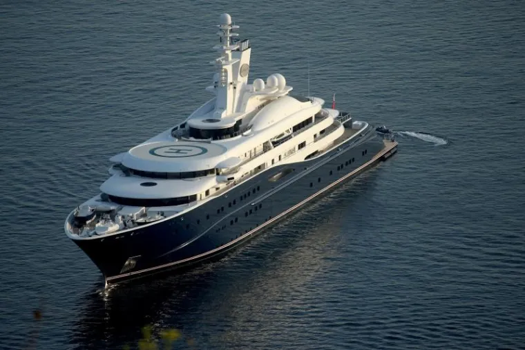 JAHTA KATARSKOG ŠEIKA PRED DUBROVNIKOM: Duga je 133 metra, sve pršti od luksuza, a od astronomske cijene će vas zaboljeti glava