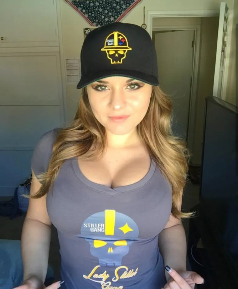 VJERNE NAVIJAČICE: Skidaju sve, ali se ne odvajaju od svojih sportskih rekvizita