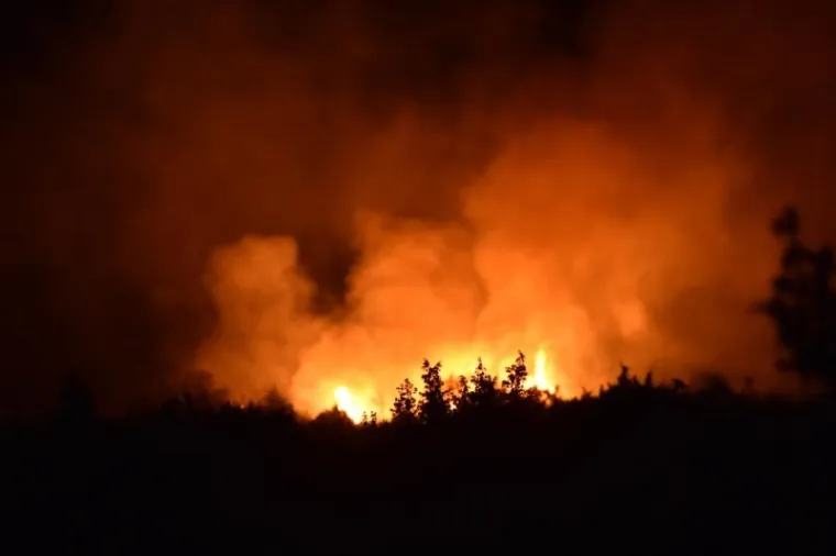 VELIKI &Scaron;UMSKI POŽAR: Cijele noći gorjelo je u Zelićima pokraj Knina