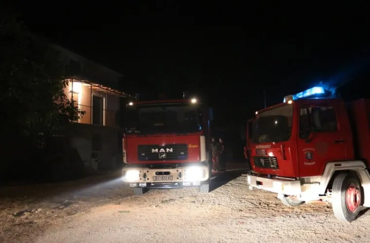 VELIKI &Scaron;UMSKI POŽAR: Cijele noći gorjelo je u Zelićima pokraj Knina