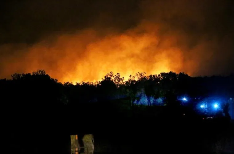 VELIKI &Scaron;UMSKI POŽAR: Cijele noći gorjelo je u Zelićima pokraj Knina