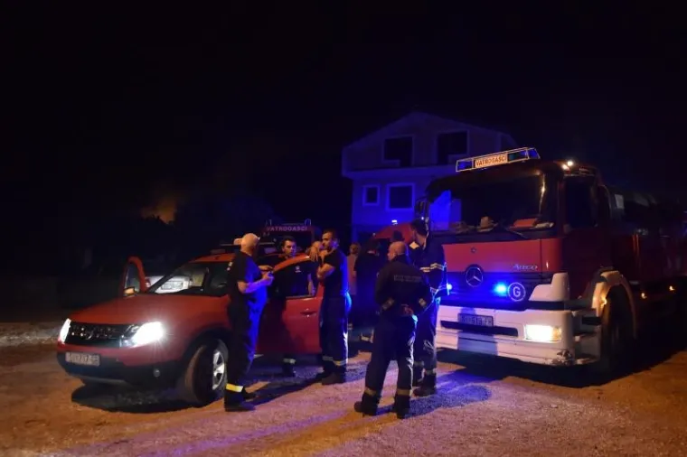 VELIKI &Scaron;UMSKI POŽAR: Cijele noći gorjelo je u Zelićima pokraj Knina