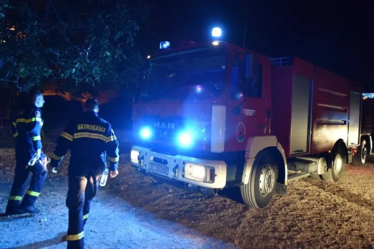 VELIKI &Scaron;UMSKI POŽAR: Cijele noći gorjelo je u Zelićima pokraj Knina
