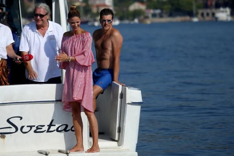 Glumci predstave Gospoda Glembajevi, Bojana Gregorić i Amar Bukvić, koja se premijerno igra na Ljetnim igrama, uoči premjere u kratkom predahu od napornih proba okušali su se kao ribari. Na ribanje su ih vodili dubrovačka glumica Nika Lasić, i njen otac Mislav Burđelez , vlasnik taverne Galija u Cavtatu i iskusni ribar. U kratkom izletu brodom na obližnje otoke Nika i Mislav pokazali su popularnim glumcima kako se riba lovi u vrše. Bojani i Amaru ovo je bilo prvi puta da su ozbiljnije ribarili. Ulovili su nekoliko škarpina, zubaca te i jednog malog jastoga kojeg je Bojana pustila u more, jer se jastozi ne smiju loviti u vrše. Bojana je pokazala i vrhunsko umijeće čišćenja ribe