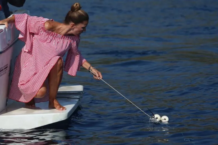 BOJANA GREGORIĆ OKUŠALA SE U RIBOLOVU: Iskusni ribar pokazao joj umijeće, pogledajte kako se glumica provela