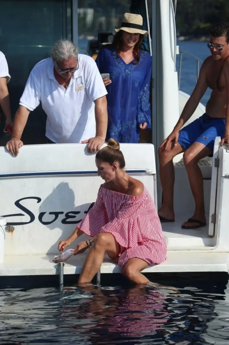 BOJANA GREGORIĆ OKUŠALA SE U RIBOLOVU: Iskusni ribar pokazao joj umijeće, pogledajte kako se glumica provela