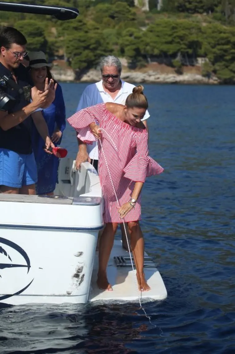 BOJANA GREGORIĆ OKU&Scaron;ALA SE U RIBOLOVU: Iskusni ribar pokazao joj umijeće, pogledajte kako se glumica provela